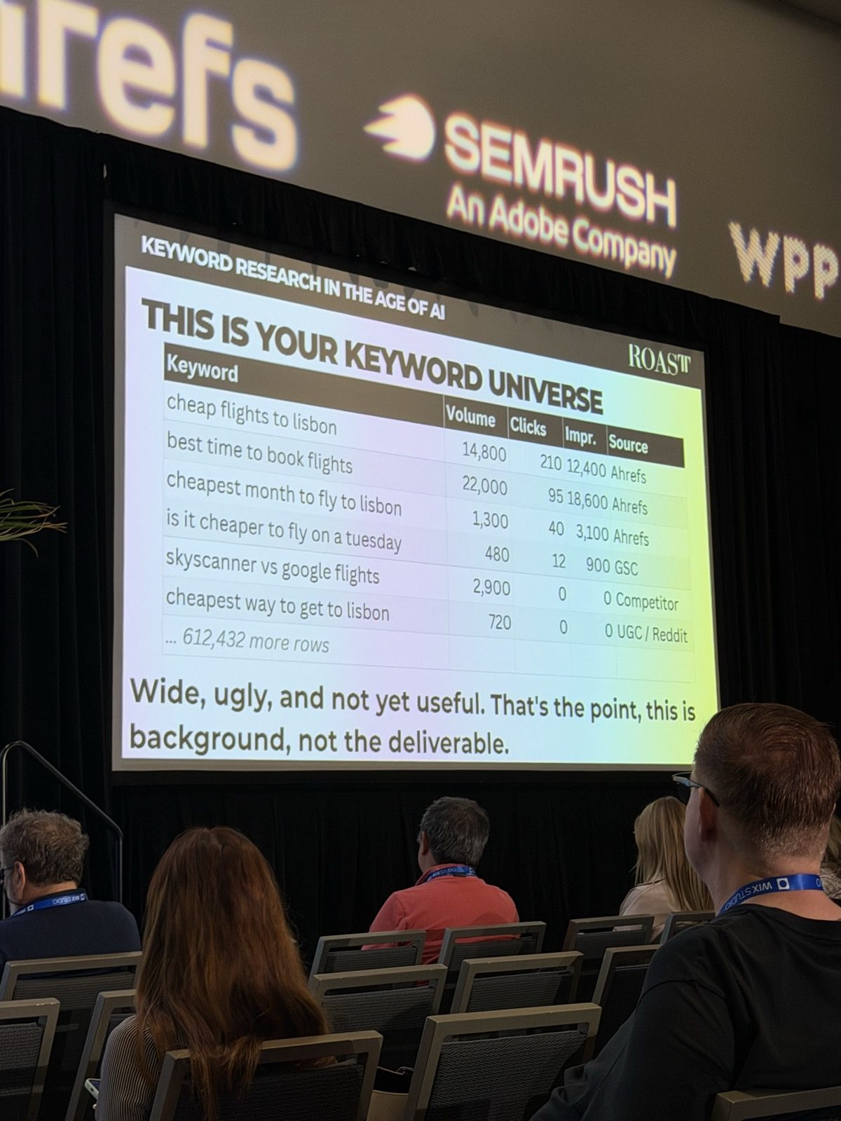 Slide 'This is your keyword universe': tabla con columnas Keyword, Volume, Clicks, Impr. y Source (Ahrefs, GSC, Competitor, UGC/Reddit), con la leyenda '612,432 more rows' y el pie 'Wide, ugly, and not yet useful. That's the point, this is background, not the deliverable.'