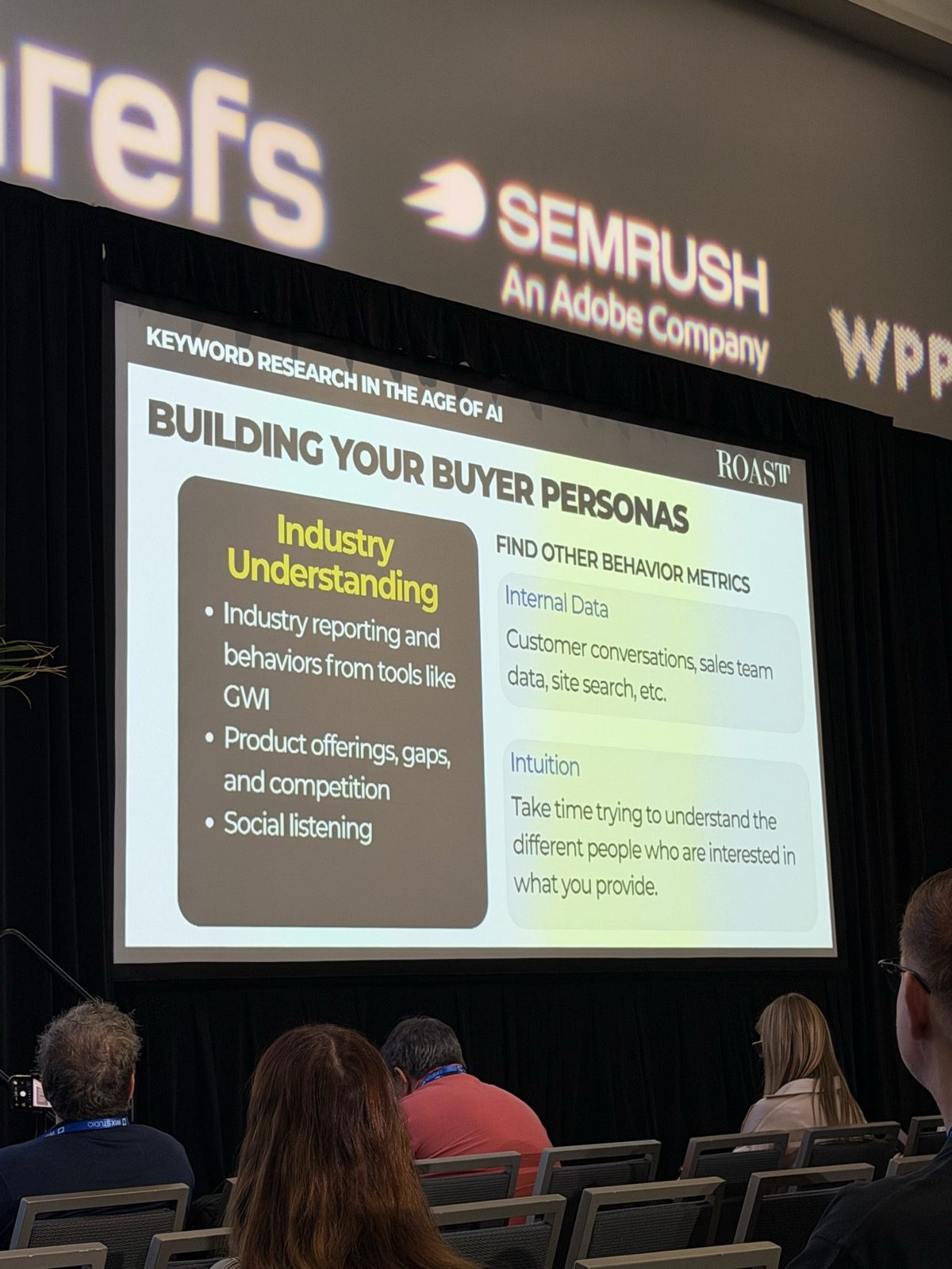 Slide 'Building your buyer personas': Industry Understanding (GWI, product offerings, gaps and competition, social listening) y Find other behavior metrics: Internal Data (Customer conversations, sales team data, site search, etc.) e Intuition