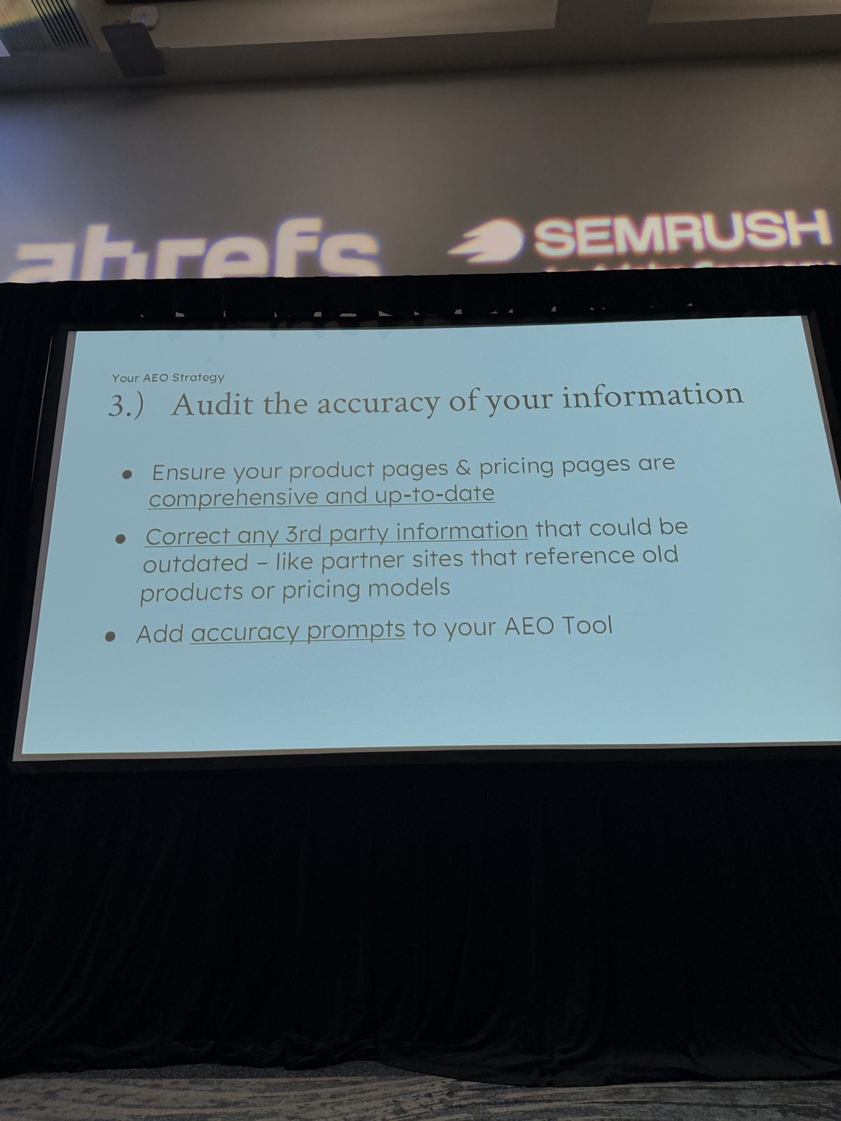 Slide 'Your AEO Strategy, 3.) Audit the accuracy of your information': asegurar que las páginas de producto y de precios estén completas y actualizadas, corregir información desactualizada de terceros, agregar prompts de precisión a la herramienta de AEO