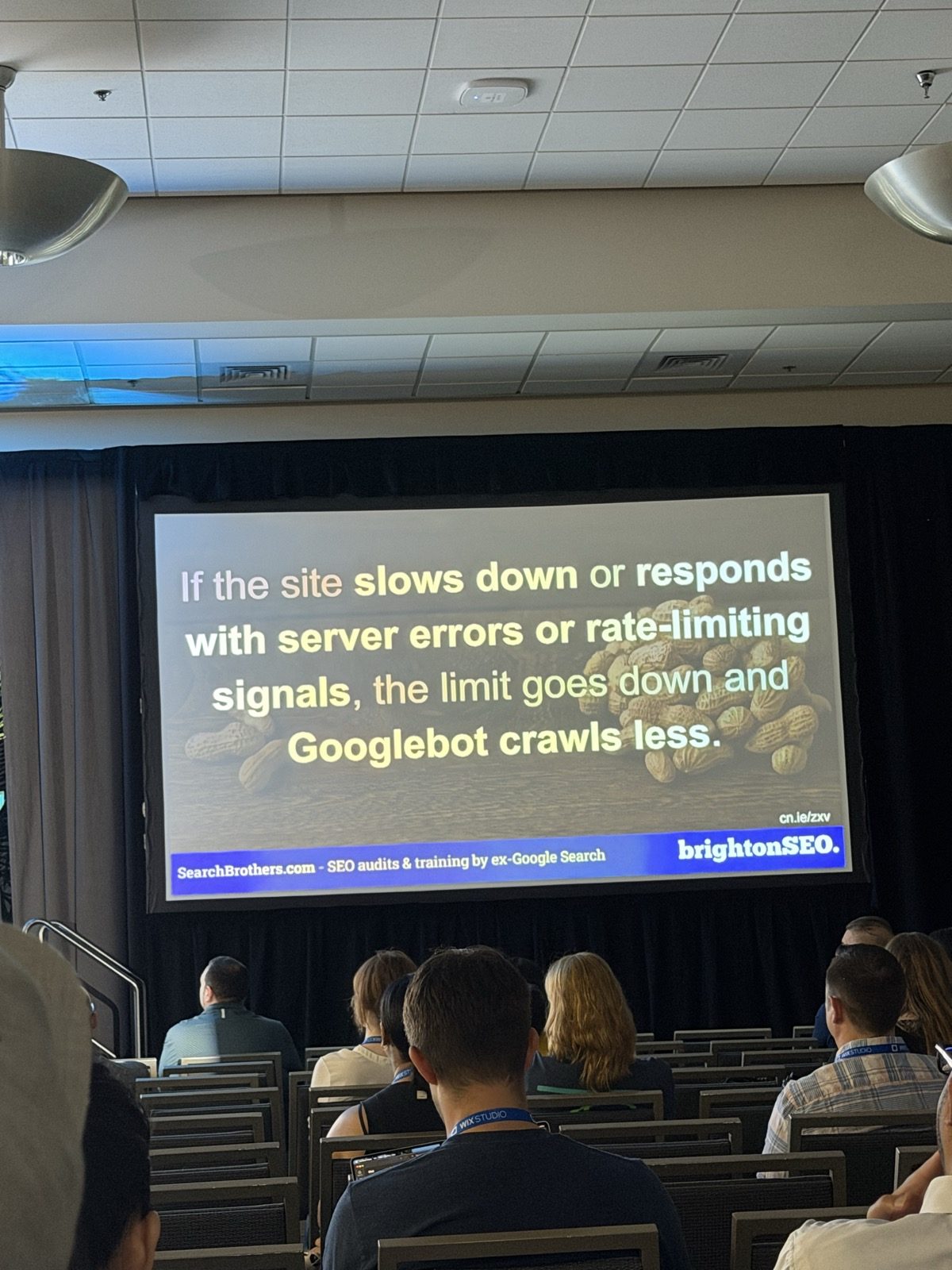 Slide con el texto: If the site slows down or responds with server errors or rate-limiting signals, the limit goes down and Googlebot crawls less.