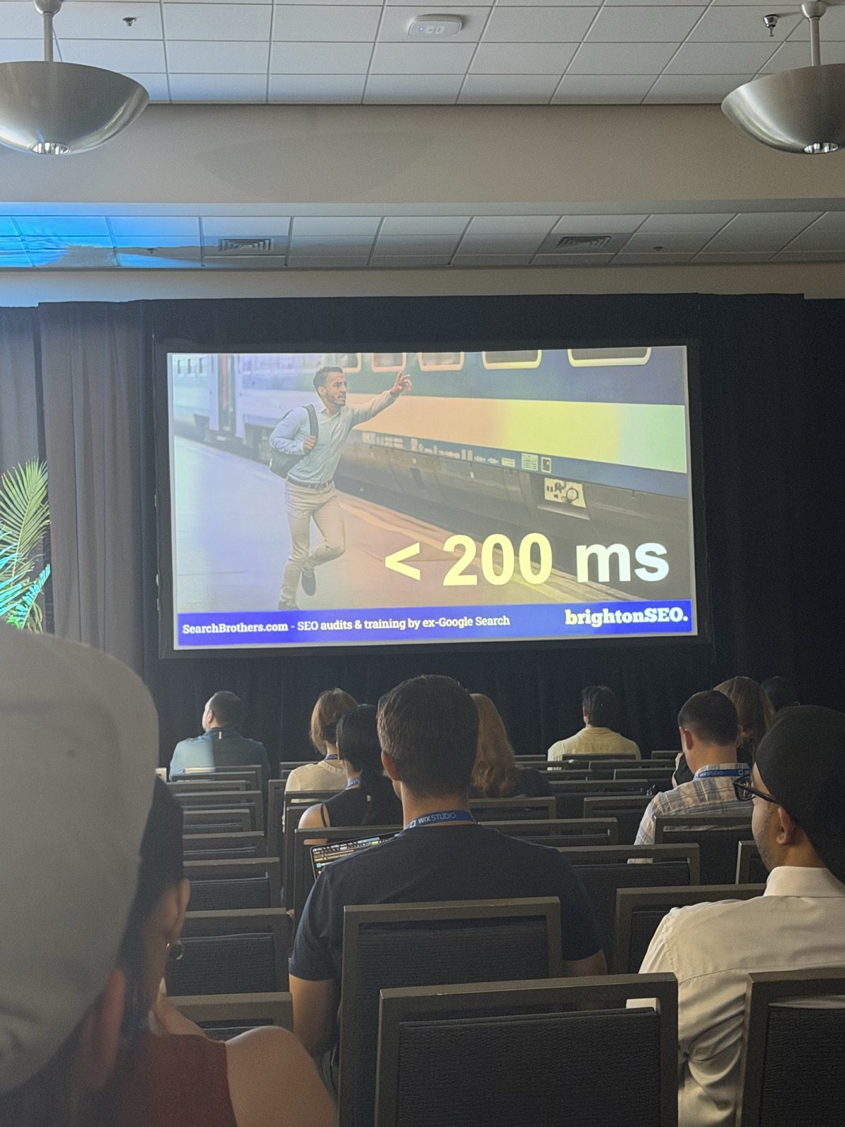 Slide con una persona corriendo para alcanzar un tren y el texto: menos de 200 ms.