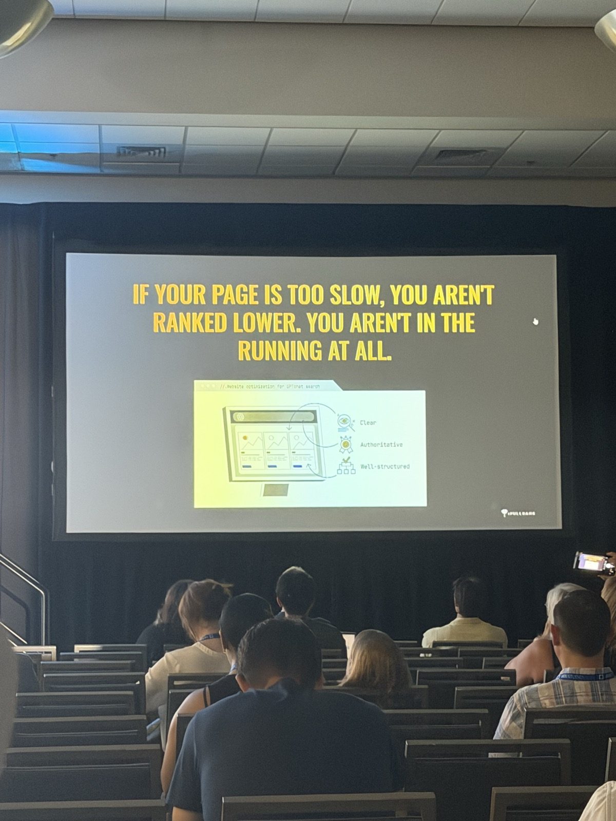 Slide con el texto: If your page is too slow, you aren't ranked lower. You aren't in the running at all. Debajo, una ilustración de optimización para búsqueda en chat con tres atributos: Clear, Authoritative, Well-structured.