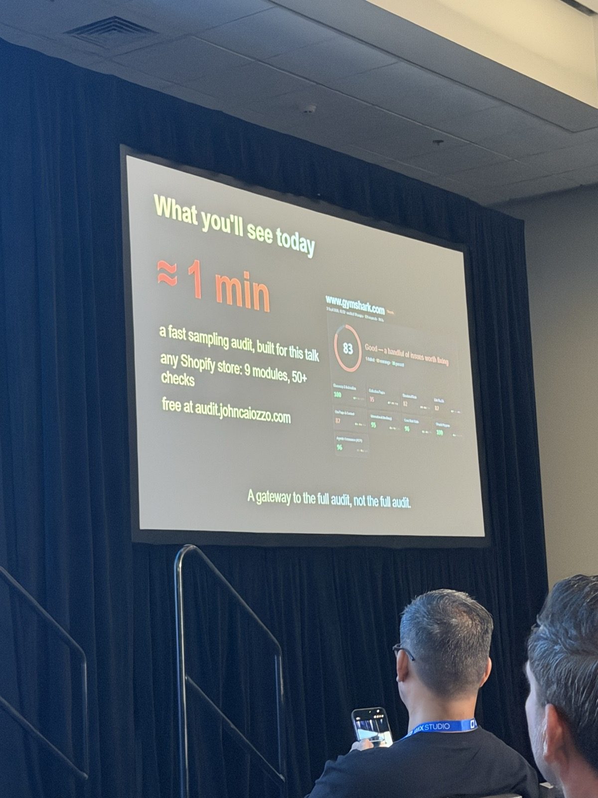 Slide 'What you'll see today': auditoría de muestreo de aproximadamente 1 minuto para cualquier tienda Shopify, 9 módulos y más de 50 checks, gratis en audit.johncaiozzo.com. Al lado, el resultado de gymshark.com con score 83. Pie: 'A gateway to the full audit, not the full audit.'