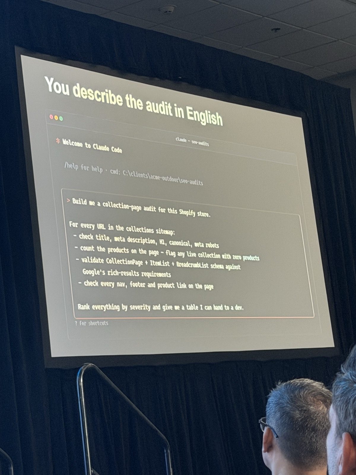 Slide 'You describe the audit in English' con una terminal de Claude Code y el prompt: construir un audit de collection pages para una tienda Shopify, chequear title, meta description, H1, canonical y meta robots, contar productos y marcar colecciones vivas con cero productos, validar schema CollectionPage, ItemList y BreadcrumbList, chequear links de navegación, footer y producto, y ordenar todo por severidad en una tabla para un dev.